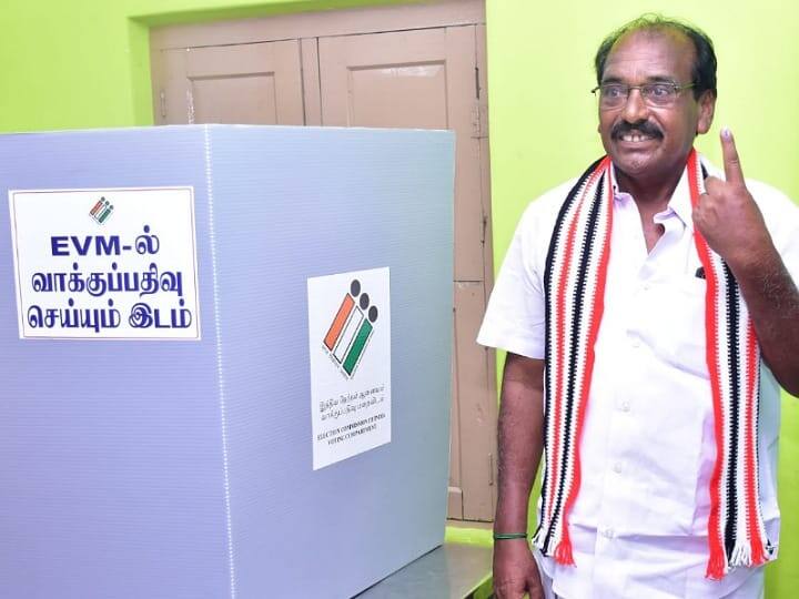 Karur AIADMK candidate Thangavel cast his vote in Karur - TNN கரூர் அதிமுக வேட்பாளர் தங்கவேல்  தனது வாக்கை பதிவு செய்தார்