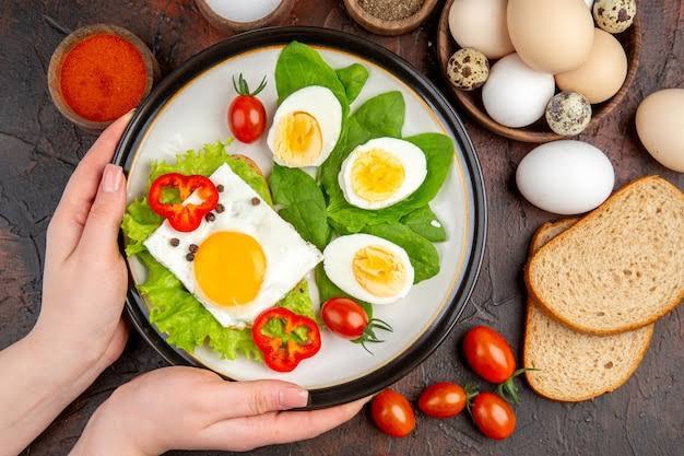 डायटिशियन का कहना है कि हाई कोलेस्ट्रॉल की समस्या में अंडे के सफेद भाग खाया जा सकता है. इसमें अच्छी खासी मात्रा में कैलोरी और प्रोटीन पाई जाती है. हालांकि, अगर कोलेस्ट्रॉल का स्तर ज्यादा बढ़ा है तो अंडे का सेवन करते समय कुछ बातों का ध्यान रखना चाहिए.
