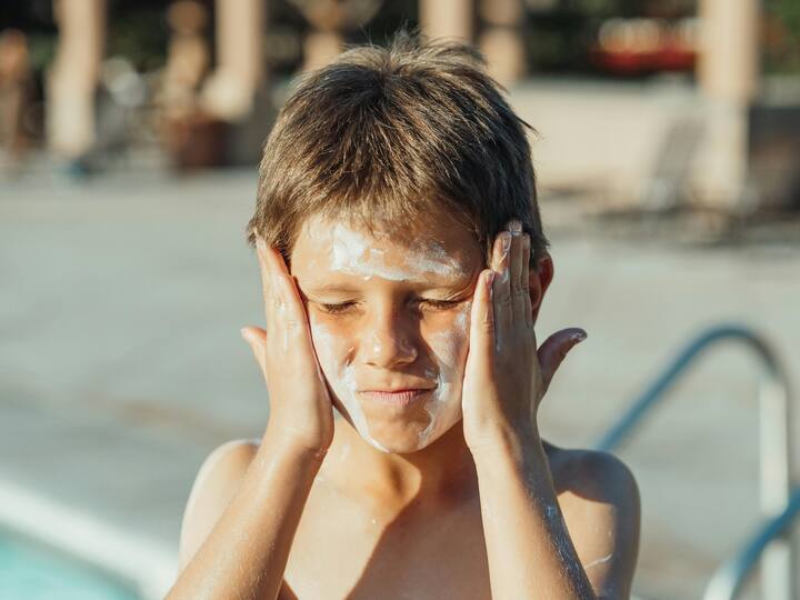 Apart from this, sunscreen will have to be applied properly on the ears.  Protect your eyes while applying sunscreen, otherwise eye problems may occur (Photo Credit: Pexel.com)
