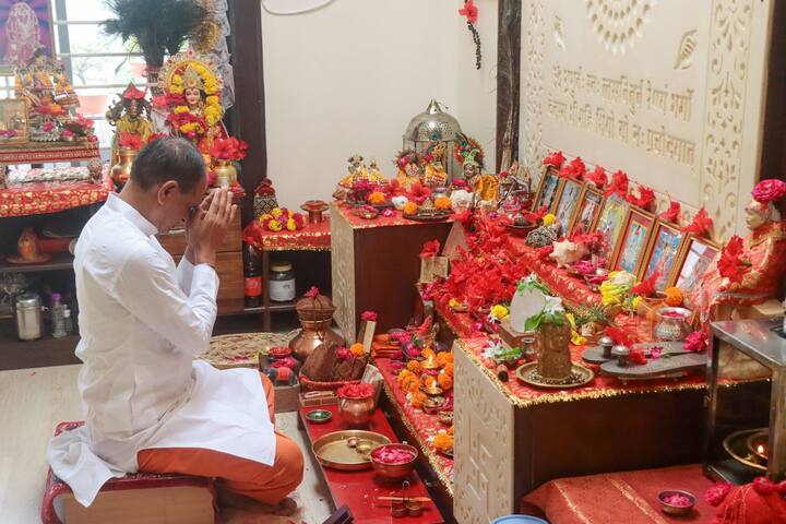 विदिशा संसदीय सीट पूर्व सीएम शिवराज सिंह चौहान का गढ़ है. वे इस सीट से पांच बार सांसद रह चुके हैं. पूर्व प्रधानमंत्री अटल बिहारी वाजपेयी ने जब यह सीट छोड़ी थी तो उपचुनाव में शिवराज सिंह चौहान लड़े थे और जीते.