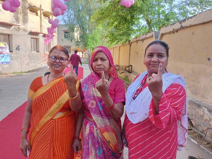 नव मतदाताओं में भी लोकतंत्र में पहली बार भागीदारी का जुनून देखा गया, निर्वाचन आयोग का प्रमाण पत्र पाकर नव मतदाताओं ने खुशी का इजहार किया.