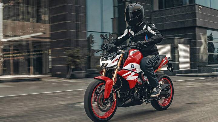 बीएमडब्ल्यू की 310 cc वाली ये बाइक तीन कलर वेरिएंट के साथ मार्केट में मौजूद है. ये बाइक दमदार फीचर्स के साथ ही शानदार डिजाइन के लिए जानी जाती है.