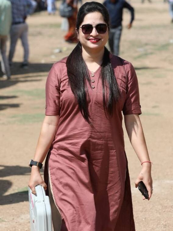 कौन है यह खूबसूरत पोलिंग अफसर, वोटिंग से पहले फोटो वायरल