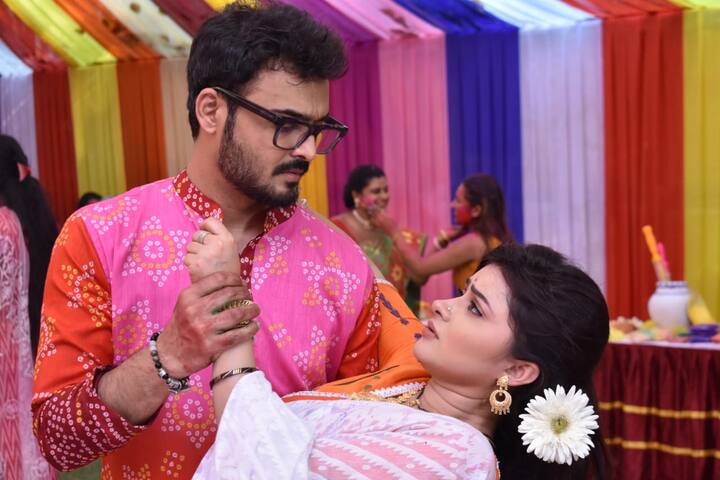এই ধারাবাহিকে রাজদীপ ও সোহিনী ছাড়াও দেখা যায় একাধিক পরিচিত মুখকে। দ্বৈপায়ন, জ্যাসমিন রায় রয়েছেন দ্বিতীয় নায়ক ও নায়িকার চরিত্রে।
