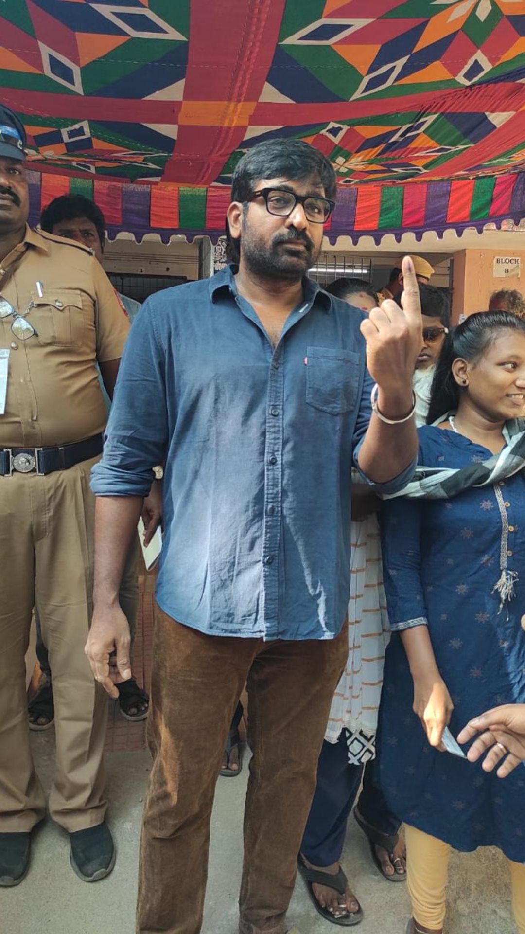 கீழ்ப்பாக்கத்தில் உள்ள வாக்குச்சாவடியில் விஜய் சேதுபதி வாக்கினை பதிவு செய்தார்