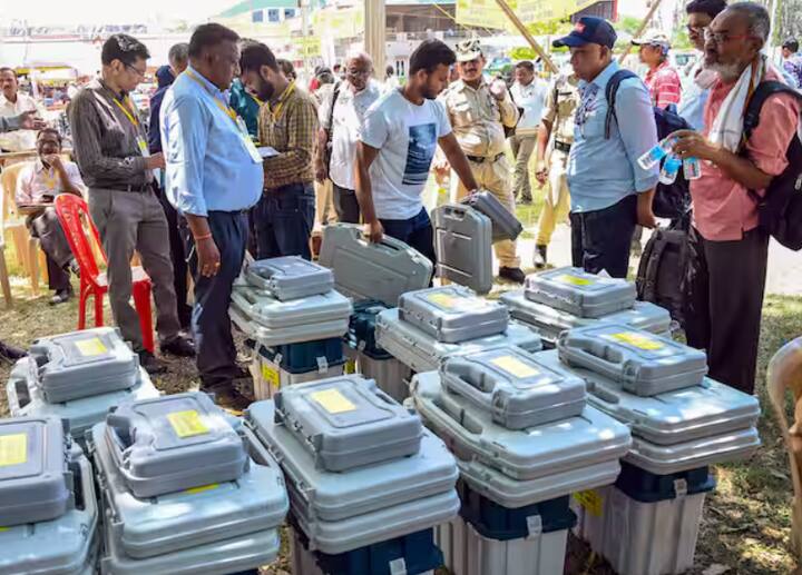 ਈਵੀਐਮ ਵਿੱਚ ਦੋ ਯੂਨਿਟ ਹੁੰਦੀਆਂ ਹਨ। ਪਹਿਲਾ ਕੰਟਰੋਲ ਯੂਨਿਟ ਅਤੇ ਦੂਜਾ ਬੈਲੇਟ ਯੂਨਿਟ। ਇਸ ਦਾ ਕੰਟਰੋਲ ਯੂਨਿਟ ਪੋਲਿੰਗ ਅਫ਼ਸਰ ਕੋਲ ਰਹਿੰਦਾ ਹੈ।