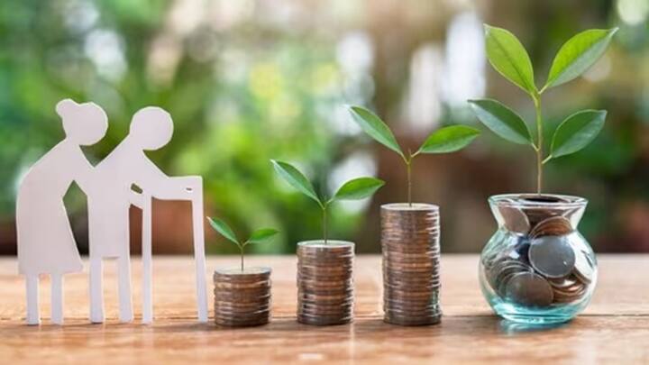 આ સ્કીમમાં તમારે માસિક રોકાણ કરવું પડશે. પછી 60 વર્ષ પછી NPS ફંડમાંથી 60 ટકા રકમ એકસાથે મળે છે. બાકીના 40 ટકા પેન્શન તરીકે આપવામાં આવે છે. અગાઉ આ યોજનાનો લાભ માત્ર સરકારી કર્મચારીઓને જ મળતો હતો. પરંતુ હવે ખાનગી કર્મચારીઓ પણ તેનો લાભ લઈ શકશે.