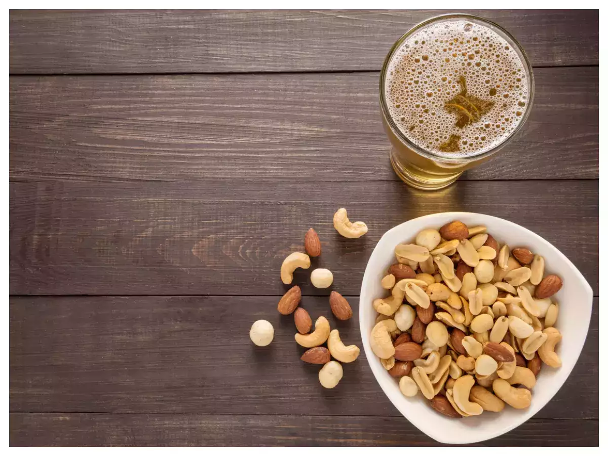 Why Salted Peanuts Are Served With Drinks in Bars Peanuts and Beer Pairing: ਜ਼ਿਆਦਾਤਰ ਲੋਕ ਬੀਅਰ ਦੇ ਨਾਲ ਕਿਉਂ ਪਸੰਦ ਕਰਦੇ ਹਨ ਮੂੰਗਫਲੀ, ਇਸ ਦੇ ਪਿੱਛੇ ਵੀ ਹੈ ਕਮਾਲ ਦਾ ਵਿਗਿਆਨ