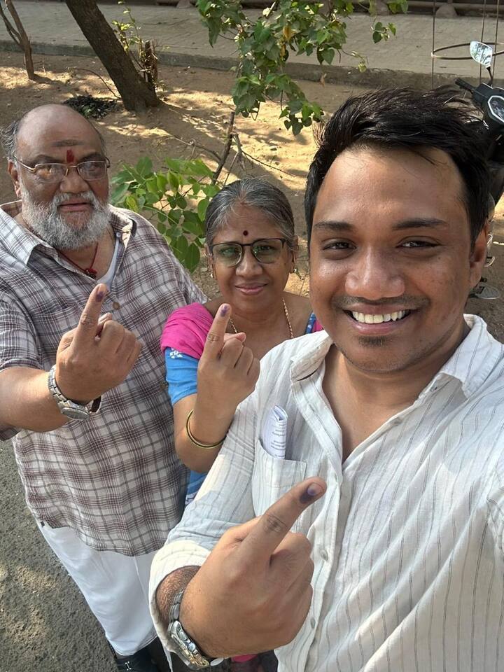 இயக்குநர் மற்றும் நடிகருமான சந்தான பாரதி, அவர் குடும்பத்துடன் சென்று வாக்கு அளித்துள்ளார்.