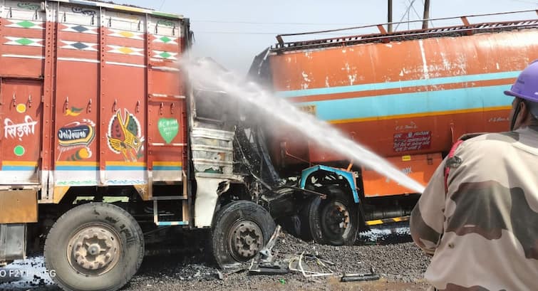 Aligarh Road Accident Two trucks caught fire after three vehicles collided two driver die in burn ann Aligarh News: अलीगढ़ में तीन वाहनों की टक्कर में दो ट्रकों में लगी आग, चार भैंस सहित दो ड्राइवर जिंदा जले