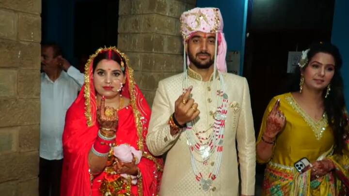 Jammu Kashmir lok sabha election 2024 newly married couple heads straight to vote after wedding photo viral Udhampur Seat JK Lok Sabha Election 2024: शादी के मंडप से सीधा पोलिंग बूथ पहुंचा कपल, उधमपुर से लोकतंत्र की खूबसूरत तस्वीर आई सामने
