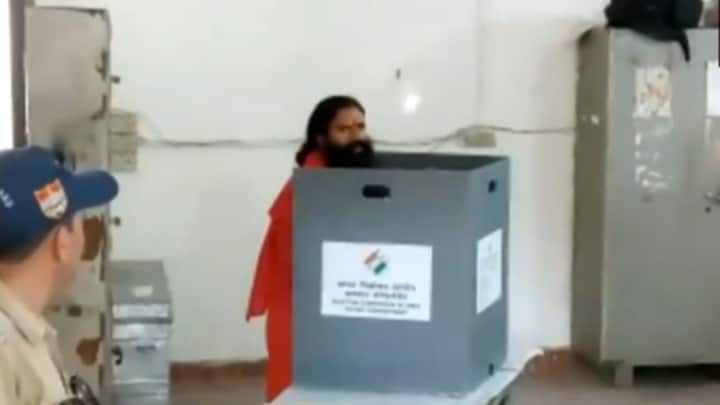 উত্তরাখণ্ডের ঋষিকেশের একটি ভোট কেন্দ্র সকাল সকাল ভোট দিয়ে নিজের গণতান্ত্রিক অধিকার প্রয়োগ করেন যোগগুরু রামদেব। তার সঙ্গে ছিলেন সহযোগী বালকৃষ্ণও। (ছবি সৌজন্য- এএনআই)
