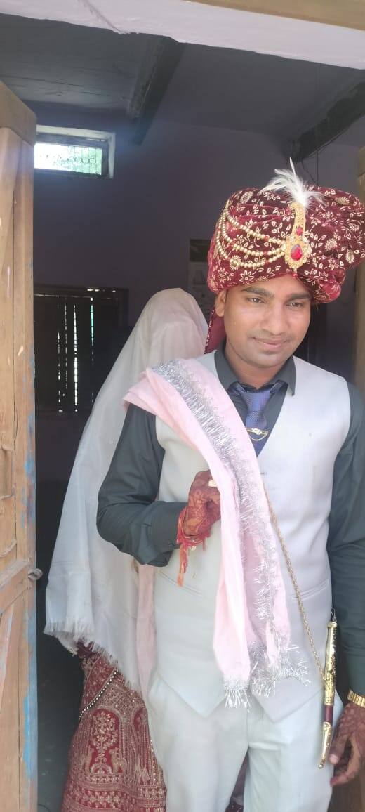 महरायपुर के बूथ नम्बर 24 पर नव विवाहित जोड़ा शादी के बाद की रस्मों को छोड़कर लोकतंत्र के प्रति अपने कर्तव्य को निभाते हुए मतदान करने पहुंचे.