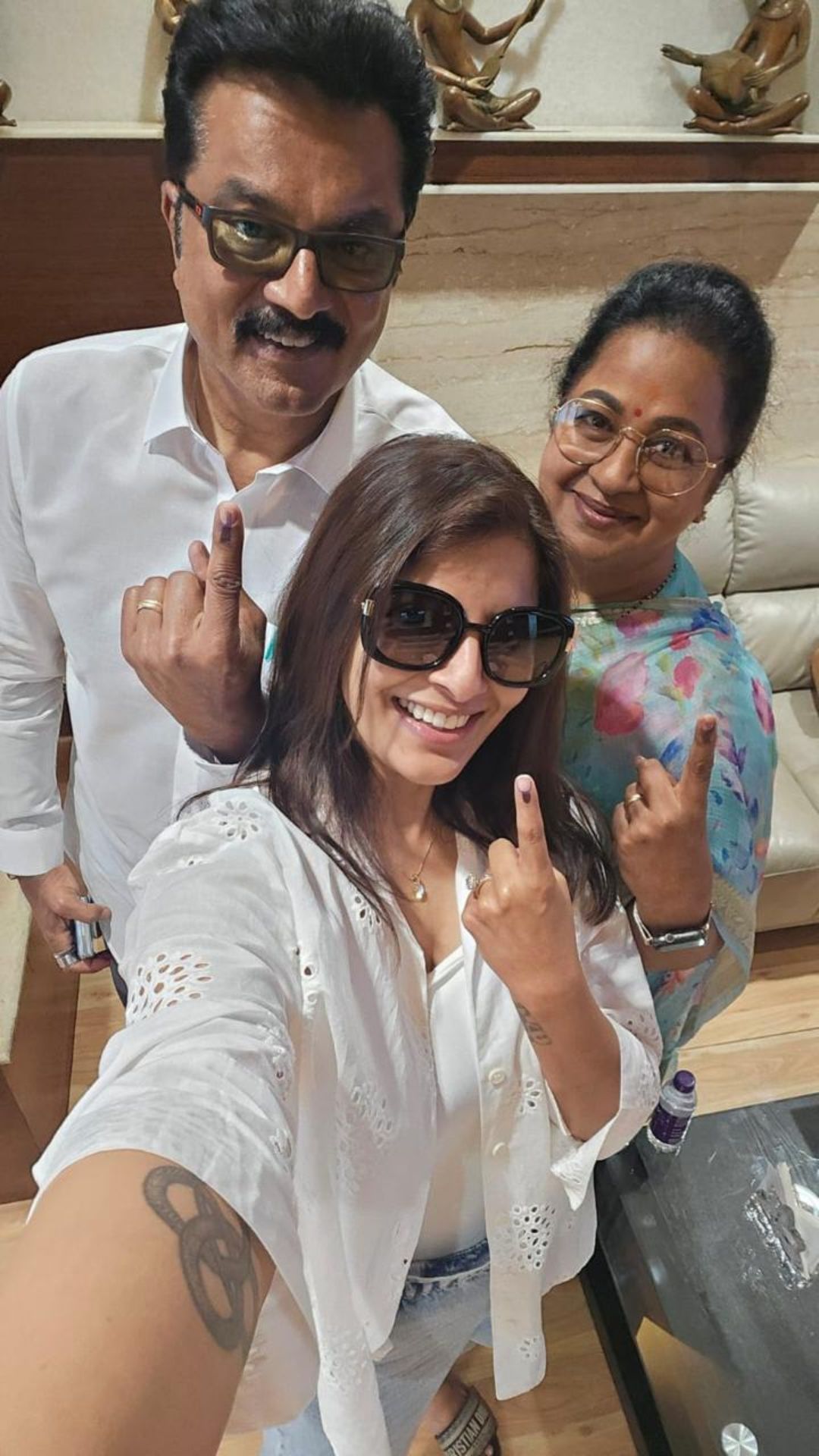 நடிகைகள் வரலட்சுமி சரத்குமார் குடும்பத்துடன் வாக்களித்தனர்