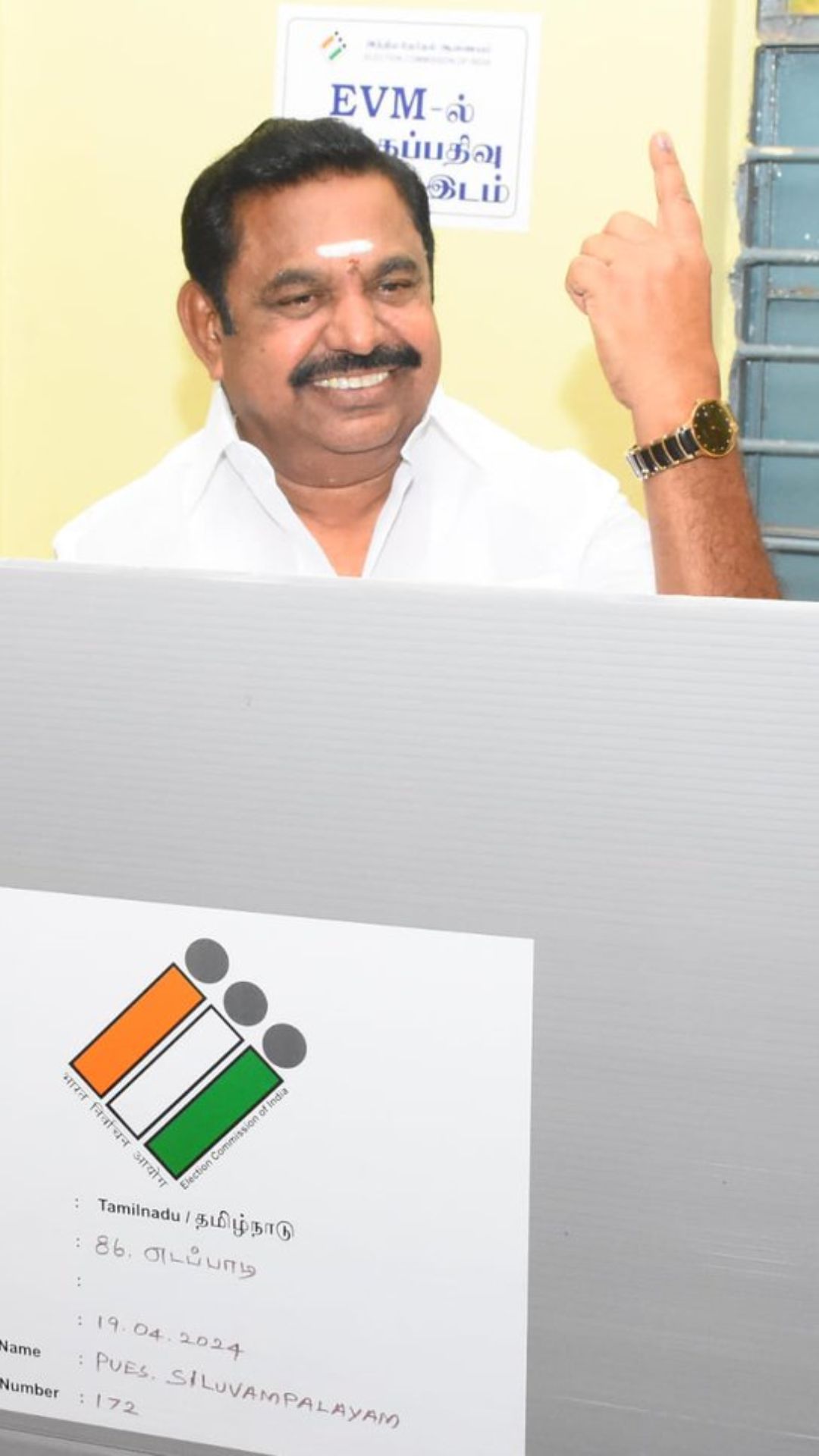 சேலம் ஊராட்சி ஒன்றிய துவக்கப்பள்ளியில் அதிமுக பொதுச்செயலாளர் எடப்பாடி பழனிசாமி வாக்களித்தார்