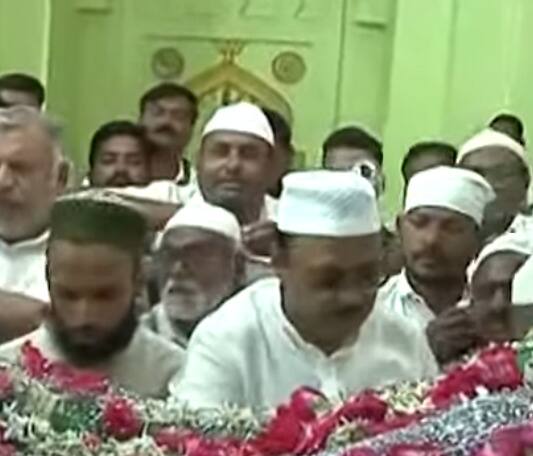 काल अजित पवारांनी सुनेत्रा पवारांचा उमेदवारी अर्ज भरण्याअगोदर पुण्यातील दगठूशेठ मंदिरात आरती केली. त्यानंतर आज पवारांनी    धाराशिवच्या प्रसिद्ध हजरत ख्वाजा शमशोद्दीन गाझी दर्ग्याला (Dargah Hazrat Khwaja Shamsuddin Gazi Rehmatullah Alaihi)  भेट दिली आहे.   दर्ग्यात चादर चढवली आणि प्रार्थना केली