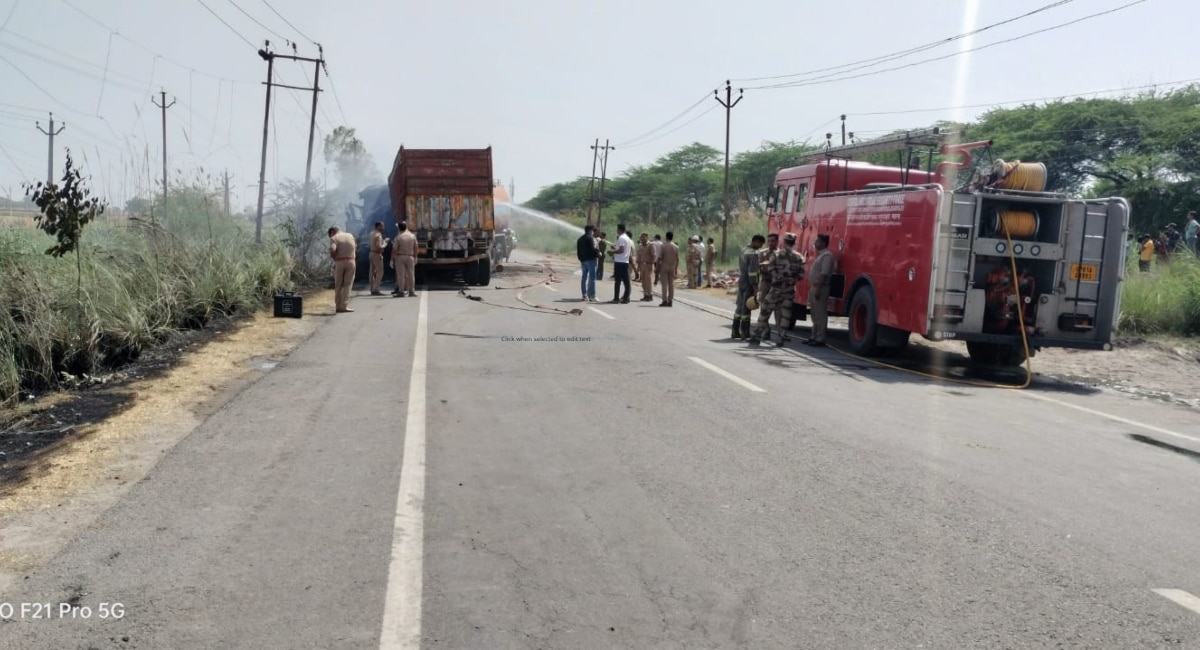 Aligarh News: अलीगढ़ में तीन वाहनों की टक्कर में दो ट्रकों में लगी आग, चार भैंस सहित दो ड्राइवर जिंदा जले