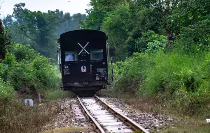 ਜੇਕਰ ਤੁਹਾਨੂੰ ਕਦੇ ਵੀ ਟਰੇਨ 'ਚ ਅਜਿਹੀ ਪਰੇਸ਼ਾਨੀ ਦਾ ਸਾਹਮਣਾ ਕਰਨਾ ਪੈਂਦਾ ਹੈ ਤਾਂ ਤੁਸੀਂ ਇਸ ਨੂੰ ਨਜ਼ਰਅੰਦਾਜ਼ ਕਰਨ ਦੀ ਬਜਾਏ ਇਸ ਦੀ ਸ਼ਿਕਾਇਤ ਕਰ ਸਕਦੇ ਹੋ।