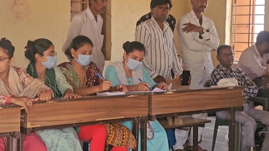 Gir somnath: વેરાવળમાં 200 લોકોને ફૂડ પોઈઝનિંગ, હોસ્પિટલમાં બેડ ખૂટતા ગામમાં જ આપવી પડી સારવાર