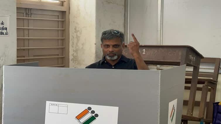 Tamil Nadu Lok Sabha Election 2024 Cuddalore Doctor Casts His Vote Travelled From New Zealand TNN ரூ.1.70 லட்சம் செலவு; 26 மணி நேர பயணம் - கடல் கடந்து வந்து வாக்கு செலுத்திய மருத்துவர்