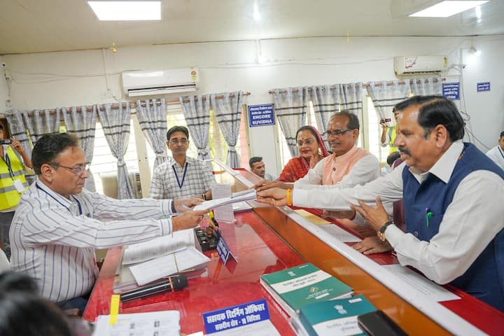 पूर्व सीएम शिवराज सिंह चौहान की नामांकन रैली में सीएम डॉ. मोहन यादव सम्मिलित नहीं हो सके. आज प्रधानमंत्री नरेन्द्र मोदी का दमोह दौरा है, जिसके चलते सीएम डॉ. मोहन यादव दमोह में रहे, जिसकी वजह से वह शिवराज सिंह चौहान की नामांकन रैली में सम्मिलित नहीं हो सके.