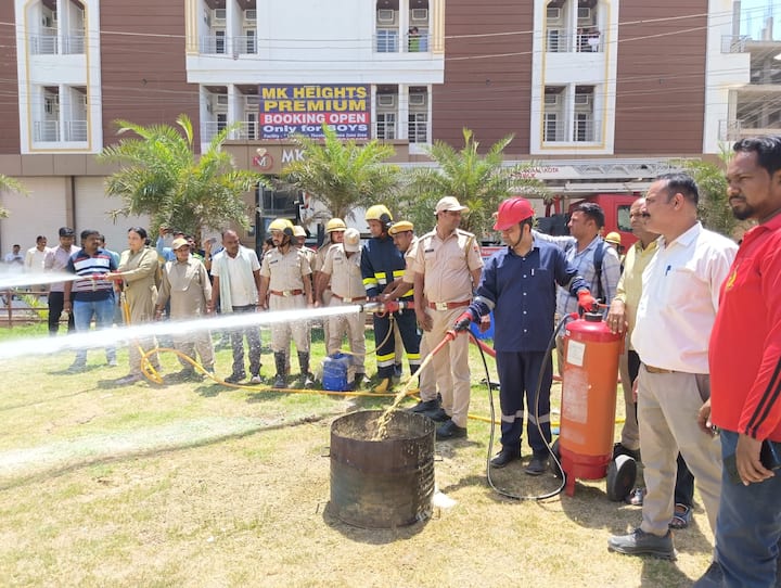 मुख्य अग्निशमन अधिकारी राकेश व्यास के निर्देशन में कोटा उत्तर व दक्षिण अग्निशमन केंद्र की फायर टीम लगातार लाइव डेमो दे रही है और आग से बचाव के तरीके बता रही है. 