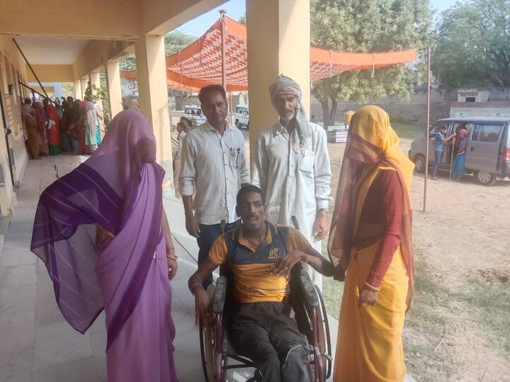 ग्रामीण क्षेत्र में कुछ लोग ऐसे भी है जो बाहर मजदूरी कार्य करते है लेकिन अपना मदतान करने के लिए वे मजदूरी छोड़कर यहां अपने गांव मतदान करने के लिए आये है.