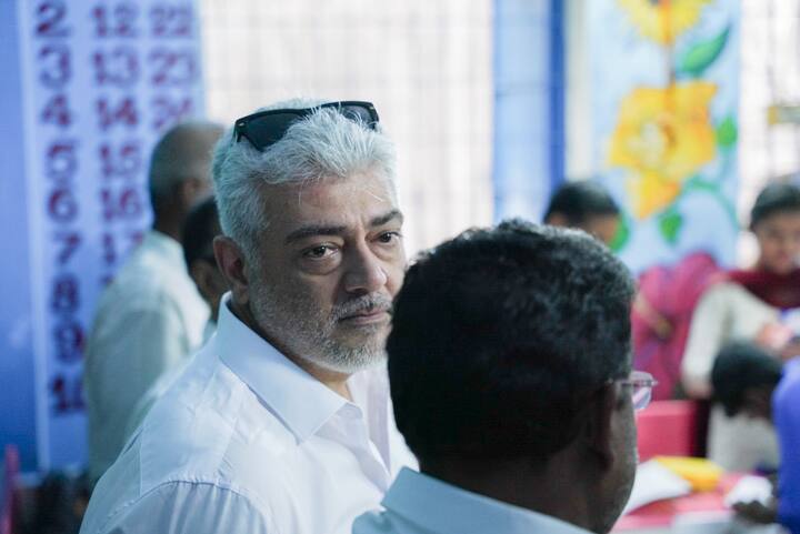 நடிகர் அஜித், இன்று காலையிலே சென்று வாக்களித்துள்ளார்.