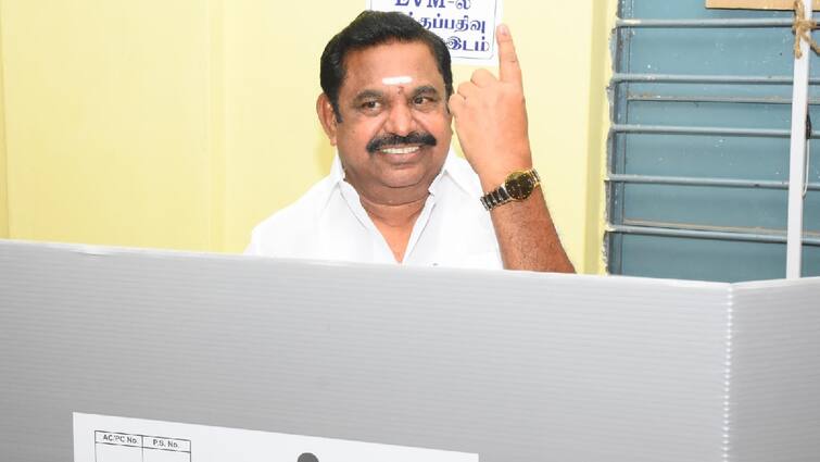 Tamil Nadu Election 2024: Edappadi Palaniswamy and his family cast their votes in a queue in Salem - TNN TN Lok Sabha Election: வீட்டில் இருந்து நடந்து வந்த இபிஎஸ்; குடும்பத்துடன் வரிசையில் நின்று வாக்களிப்பு