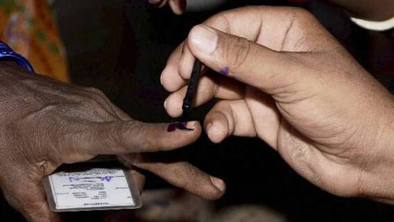 Election Phase 1: ਪੋਲਿੰਗ ਦੌਰਾਨ 3 ਡਿਊਟੀ ਅਫ਼ਸਰਾਂ ਦੀ ਅਚਾਨਕ ਵਿਗੜੀ, 3 EVM ਵੀ ਹੋਈਆਂ ਖਰਾਬ Election Phase 1: ਪੋਲਿੰਗ ਦੌਰਾਨ 3 ਡਿਊਟੀ ਅਫ਼ਸਰਾਂ ਦੀ ਅਚਾਨਕ ਵਿਗੜੀ, 3 EVM ਵੀ ਹੋਈਆਂ ਖਰਾਬ