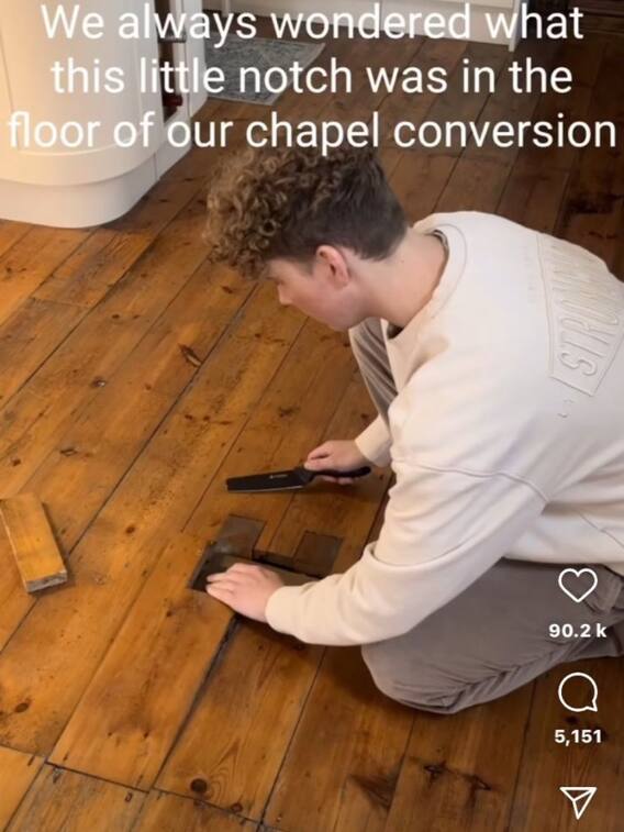 जमीन में था छोटा-सा छेद, दूसरी दुनिया से जोड़ रहे लोग