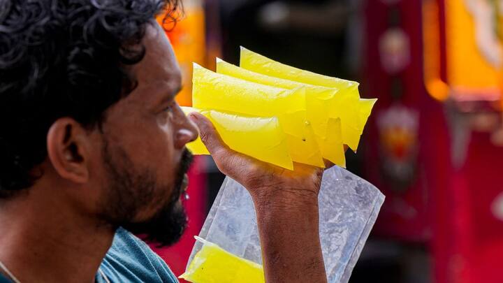 বাইরে বেরোনোর প্রয়োজন হলেও হালকা রঙের হালকা পোশাক পরতে হবে। ব্যবহার করতে হবে ছাতা, সানগ্লাস। প্রয়োজনে চোখ, নাক, কান বাদ দিয়ে ঢেকে রাখতে শরীরের বাকি অংশ।