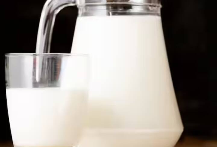 ਠੰਡਾ ਕਰਨ ਦਾ ਤਰੀਕਾ : ਦੁੱਧ ਨੂੰ ਉਬਾਲਣ ਤੋਂ ਬਾਅਦ ਤੁਰੰਤ ਠੰਡੀ ਜਗ੍ਹਾ 'ਤੇ ਰੱਖੋ। ਇਸ ਦੇ ਨਾਲ ਹੀ ਤੁਸੀਂ ਇੱਕ ਭਾਂਡੇ ਵਿੱਚ ਪਾਣੀ ਭਰ ਲਓ ਅਤੇ ਉਸ ਵਿੱਚ ਦੁੱਧ ਦੇ ਭਾਂਡੇ ਨੂੰ ਰੱਖ ਦਿਓ ਤਾਂ ਕਿ ਦੁੱਧ ਛੇਤੀ ਠੰਡਾ ਹੋ ਜਾਵੇ।