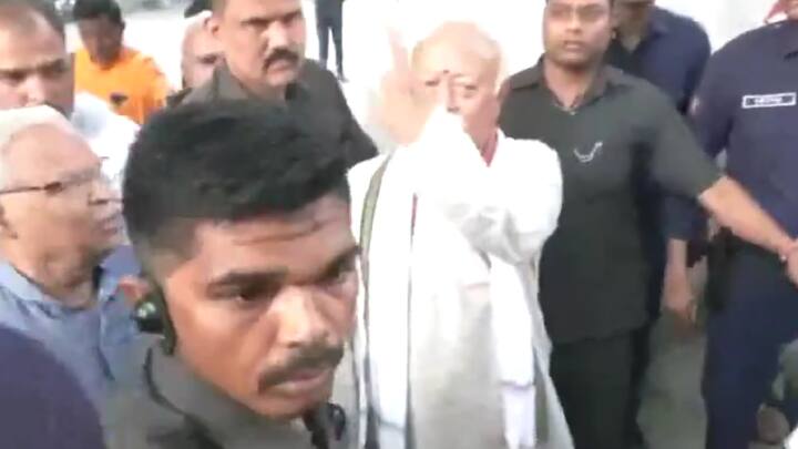 RSS chief Mohan Bhagwat shows his inked finger after casting his vote in Nagpur, Maharashtra in the first phase of the Lok Sabha elections. (Photo: ANI)