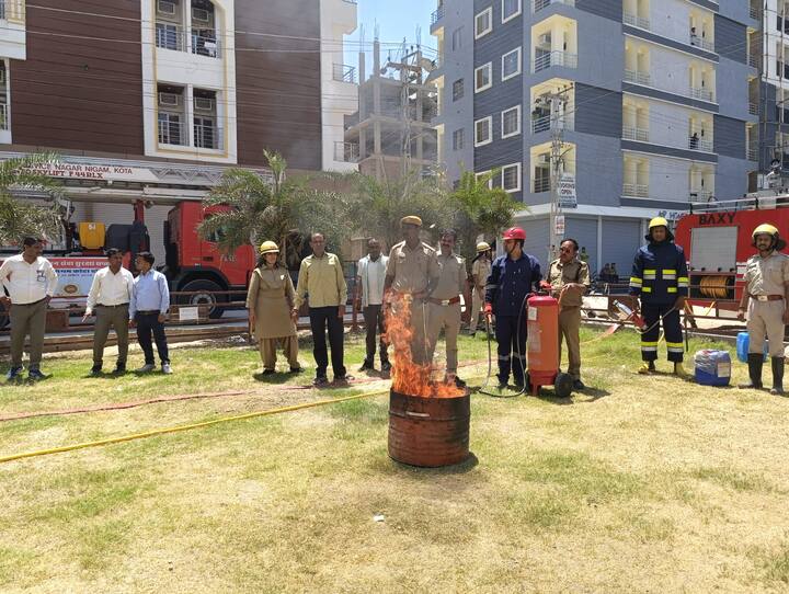 फायर कर्मचारी ने आग बुझाने और आग लगने के दौरान बिल्डिंग में फंसे लोगों को सुरक्षित बाहर निकलने का भी डेमो दिया गया. आग लगने पर आप भी अपनी भागीदारी निभा सकते हैं और सीखने के बाद आग को बुझाने में मदद कर भीषण हादसा रोक सकते हैं.