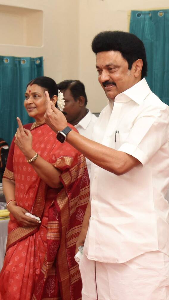 வாக்குப்பதிவு செய்த அரசியல் தலைவர்கள்!