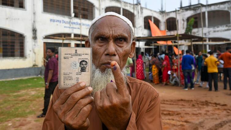 Lok Sabha Election 2500 voters cross border fencing to cast votes in Tripura Lok Sabha Election: त्रिपुरा में बंपर वोटिंग! बॉर्डर भी नहीं रोक पाया उत्साह, कंटीले तार पार कर 2500 वोटर्स ने किया मतदान