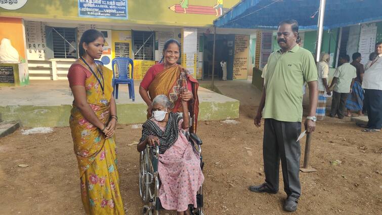 Tamil Nadu Election 2024 90-year-old woman came in a wheelchair and registered her vote in Tirupathur - TNN Tamil Nadu Election 2024: வீல் சேரில் வந்து வாக்கினை பதிவு செய்த 90 வயது மூதாட்டி  - கையை உயர்த்தி காட்டி உற்சாகம்