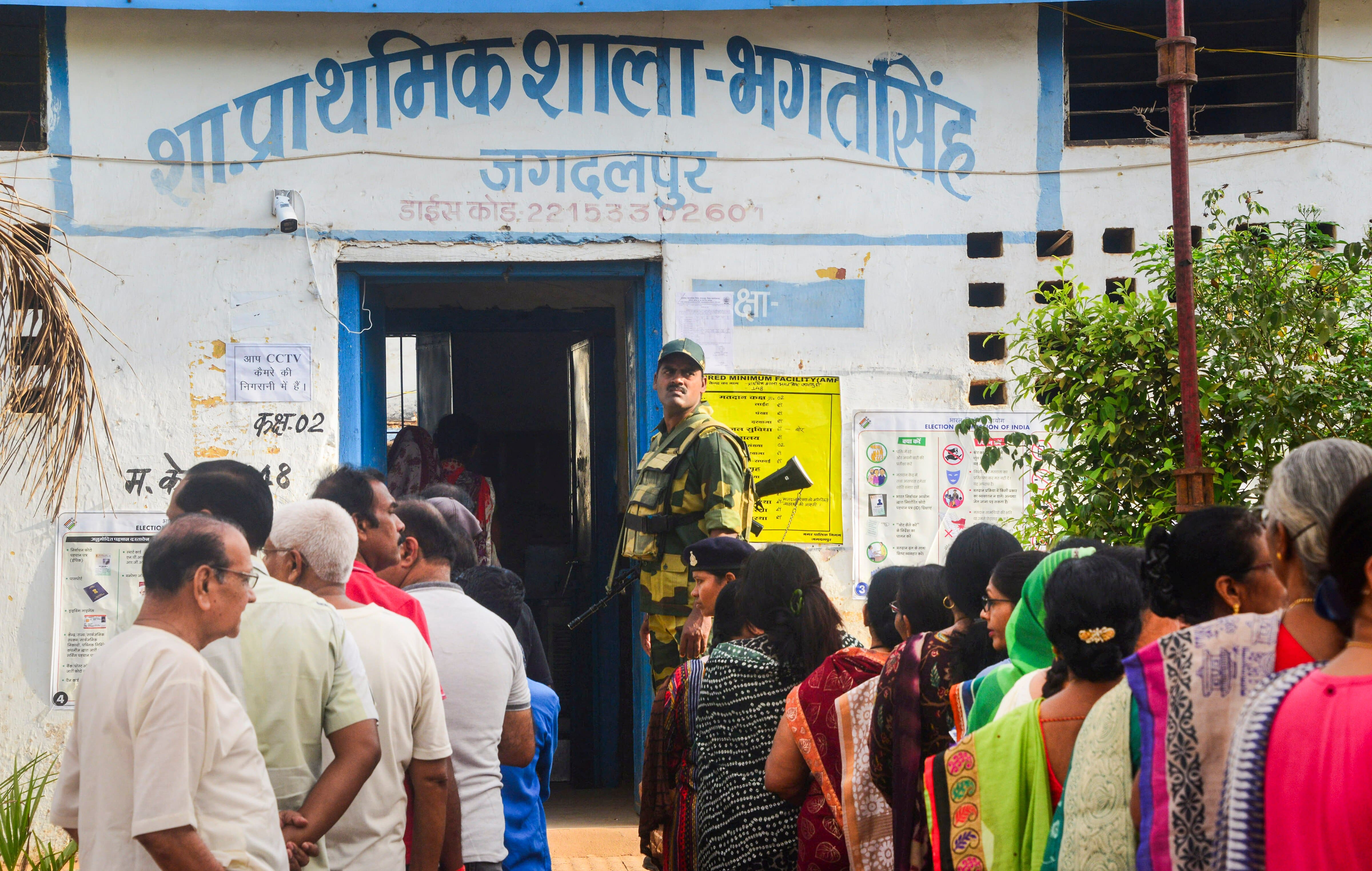 Chhattisgarh Lok Sabha Election: छत्तीसगढ़ में 6 बजे तक 63.41 फीसदी वोटिंग, बीजापुर में नक्सल अटैक में जवान शहीद