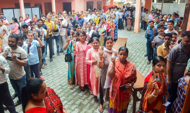 आधार कार्ड के आने के बाद अब वोटर कार्ड का इस्तेमाल सिर्फ वोट देने के लिए ही किया जाता है, यही वजह है कि लोग इसे कहीं रखकर भूल जाते हैं.