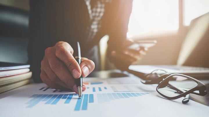 मेडिकल इमरजेंसी के दौरान पीएफ खाता धारक अपने खाते से ₹50000 तक निकाल सकते थे. लेकिन 16 अप्रैल को हुए बदलाव के बाद से यह राशि बढ़ाकर 1 लाख कर दी गई है.