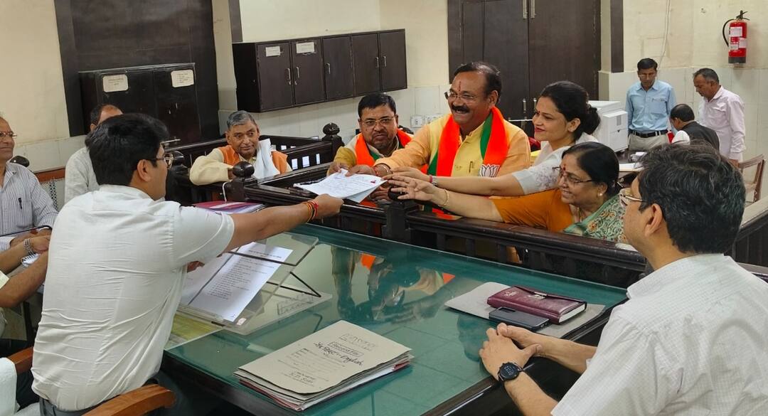 UP Lok Sabha Election 2024: आगरा में दावेदारों ने दिखाया दम, BJP, कांग्रेस और सपा उम्मीदवारों ने भरा पर्चा Lok Sabha Election 2024 UP Nominations last day bjp samajwadi party and congress candidate fill nomination form ann UP Lok Sabha Election 2024: आगरा में दावेदारों ने दिखाया दम, BJP, कांग्रेस और सपा उम्मीदवारों ने भरा पर्चा