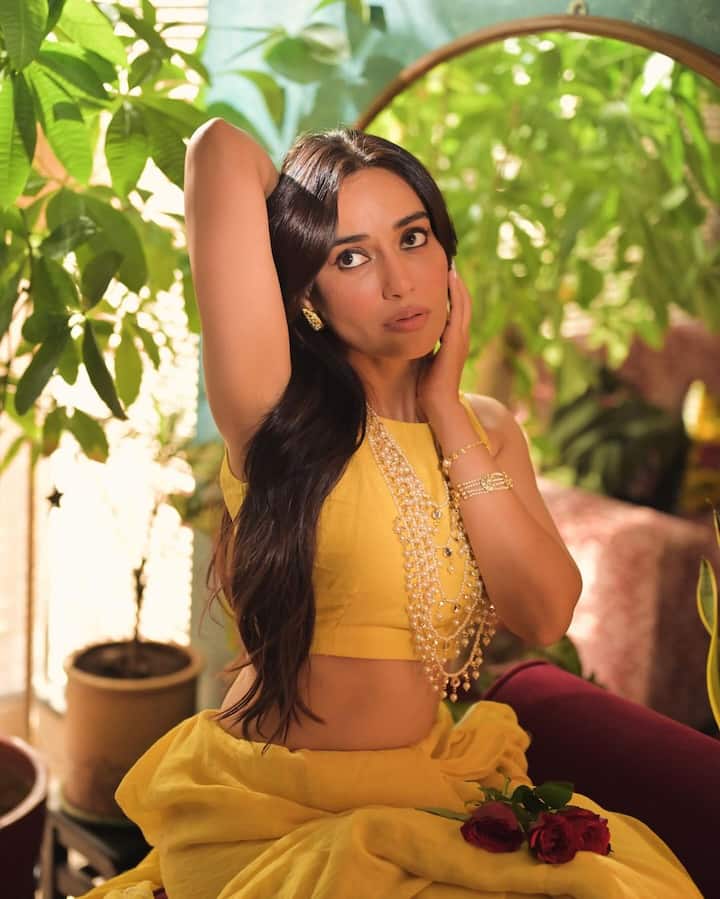 Surbhi Jyoti treated fans with pictures in a yellow ethnic outfit
