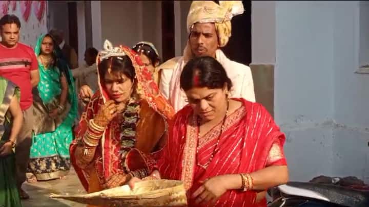 MP Lok Sabha Elections 2024 Bride and groom vote in Wedding attire on Balaghat Seat ANN शादी के बाद ससुराल नहीं, दूल्हे के साथ वोट डालने पहुंची दुल्हन, नक्सल प्रभावित इलाके में कुछ ऐसा दिखा नजारा