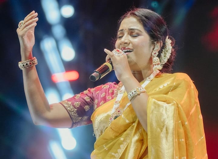 ஜீவா - திரிஷா நடிப்பில் வெளியான 'என்றென்றும் புன்னகை' படத்தில் இடம்பெற்ற என்னை சாய்த்தாளே...