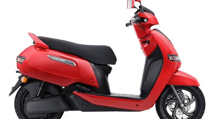 TVS iQube सिंगल चार्जिंग में 100 किलोमीटर की दूरी तय करने में सक्षम है. इस स्कूटर की टॉप-स्पीड 78 kmph है. इस ईवी की औसतन एक्स-शोरूम प्राइस 1,47,003 रुपये है.