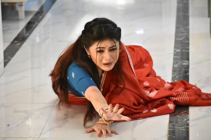 নায়কের বাবার চরিত্রে গৌতম হালদার ও মায়ের চরিত্রে দেখা যায় অনুশ্রী দাসকে। নায়কের ঠাকুর্দার চরিত্রে রয়েছেন বিপ্লব দাশগুপ্ত।