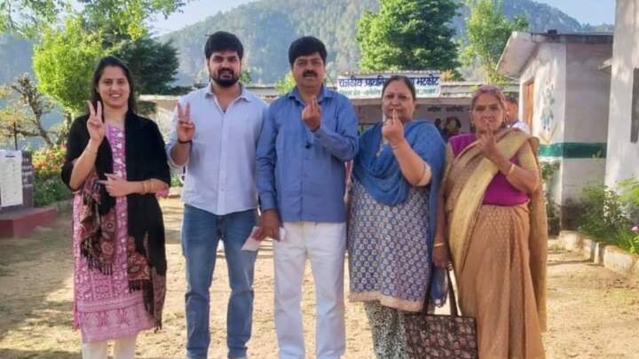 Congress candidate from Garhwal and his family show their finger marked his indelible ink after they cast their vote on Friday. (Photo: ANI)