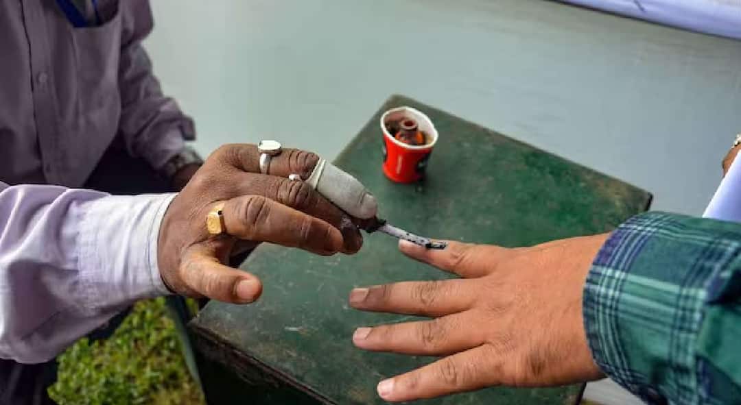 Lok Sabha Election Phase 1: पाच मतदारसंघात दुपारी 3 पर्यंत 44.12 टक्के मतदान; गडचिरोलीत सर्वाधिक तर उपराजधानीची पिछाडी lok sabha election phase one 44.12 percent voting in till 3 p.m s in five Constituency vidarbha nagpur ramtek chandrapur gadchiroli bhandara gondia maharashtra news Lok Sabha Election Phase 1: पाच मतदारसंघात दुपारी 3 पर्यंत 44.12 टक्के मतदान; गडचिरोलीत सर्वाधिक तर उपराजधानीची पिछाडी