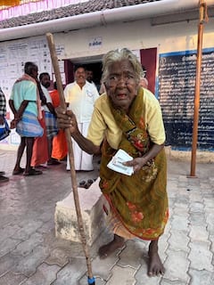 Lok Sabha Election 2024: ఇది కదా ప్రజాస్వామ్యం గొప్పదనం, వీళ్లే అసలు సిసలు సెలెబ్రిటీలు